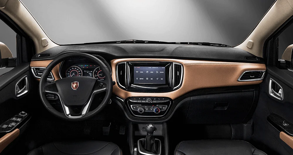 Tablero interior del Jinbei F50 con volante negro, panel central en tono dorado y pantalla táctil central