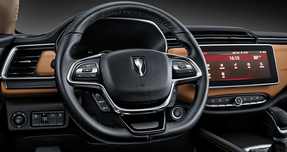 Interior del Jinbei Konect mostrando volante de cuero negro con pantalla táctil y tablero en tonos caramelo