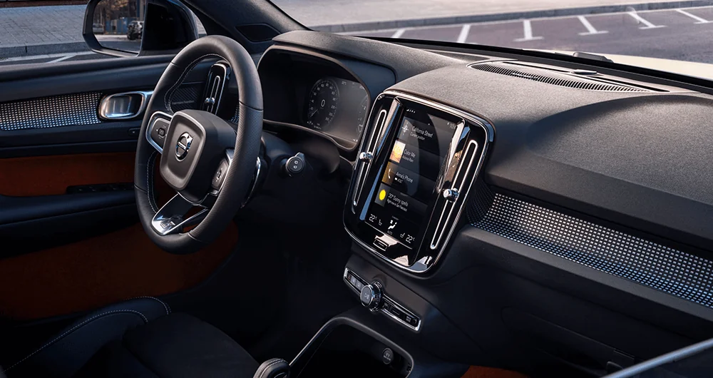 Interior del Volvo XC40 con volante, cuadro de instrumentos digital y pantalla táctil central