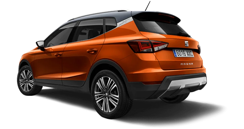 SUV SEAT Arona naranja con techo negro vista trasera en tres cuartos con luces LED y rines bicolor