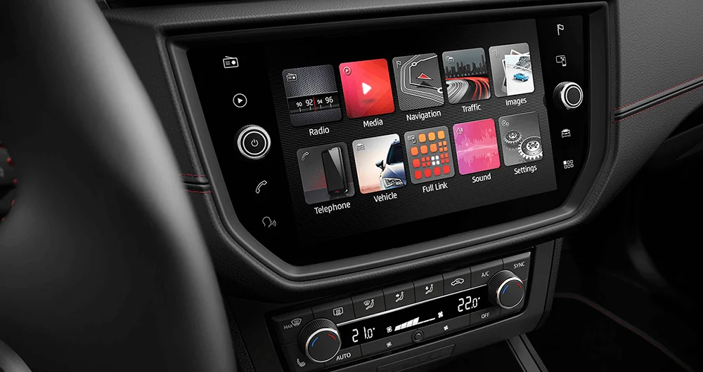 Pantalla táctil de infoentretenimiento de SEAT Ibiza mostrando menú con radio, navegación, media y configuración