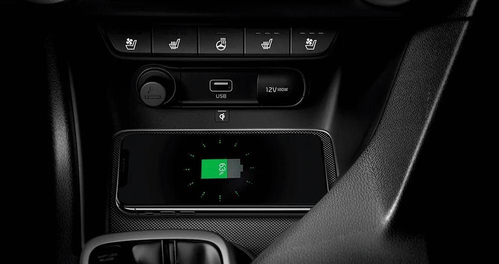 Consola central del Kia Sportage con cargador inalámbrico Qi activo, puerto USB y toma de 12V