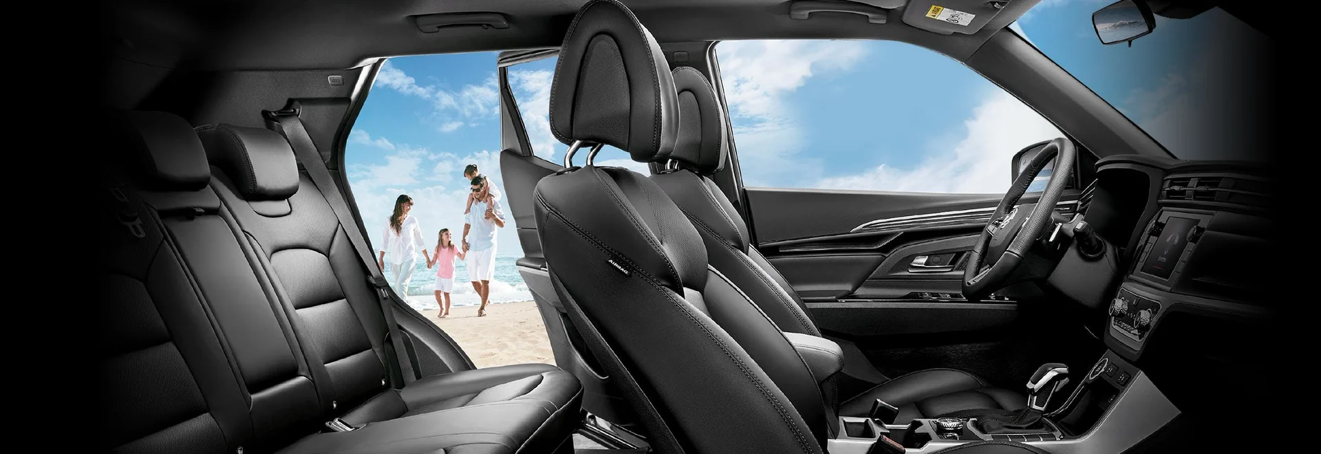 Interior de SUV con asientos de cuero negro en tres filas y familia en playa visible por la ventana abierta