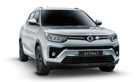 SsangYong Tivoli color gris plata vista frontal sobre fondo blanco