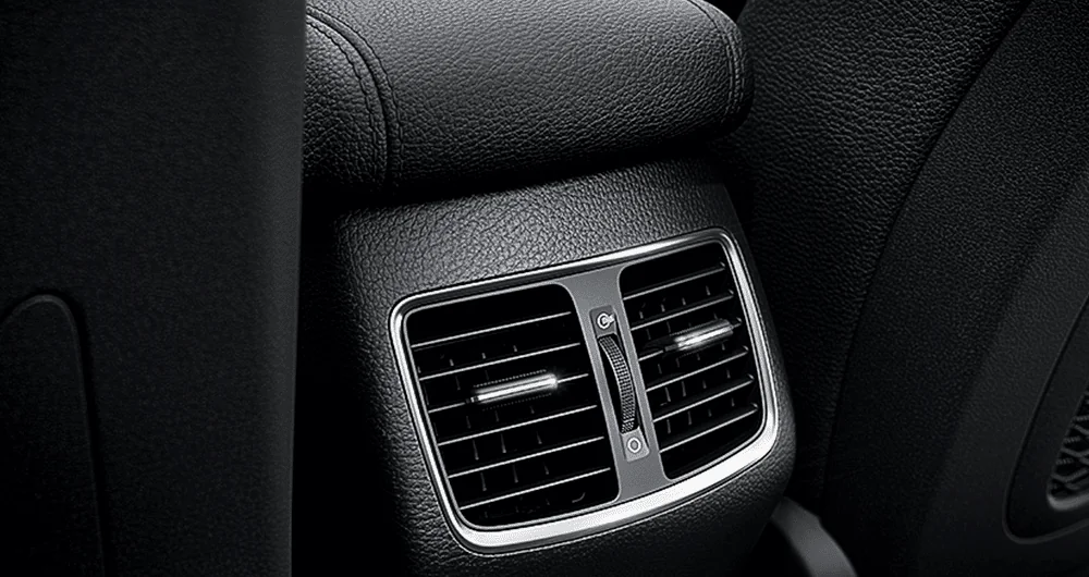 Rejillas de ventilación traseras del interior del Hyundai Tucson, revestidas en cuero negro con acabado cromado