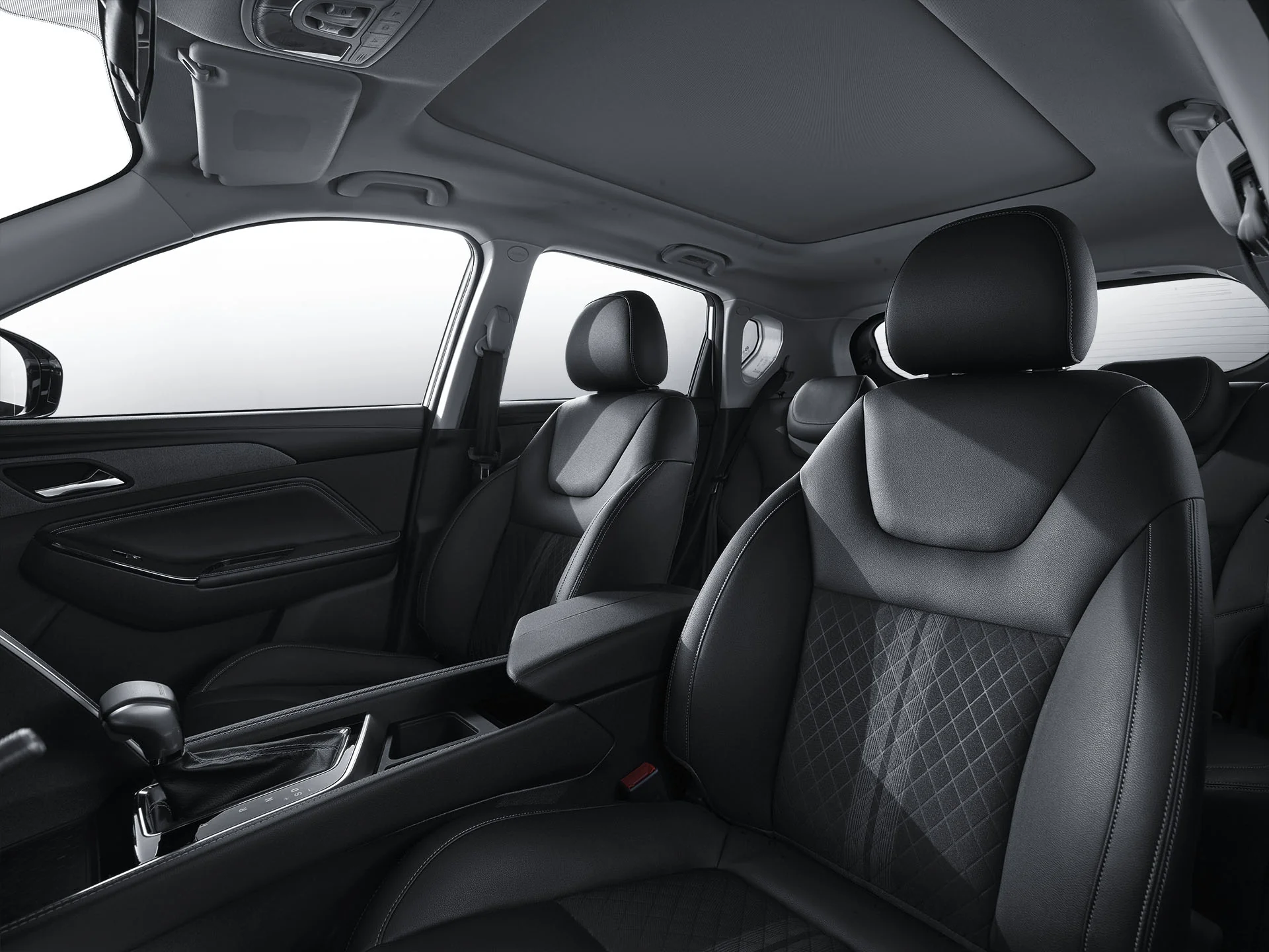 Interior de auto con dos filas de asientos de cuero negro con costuras en rombos, techo panorámico y consola central