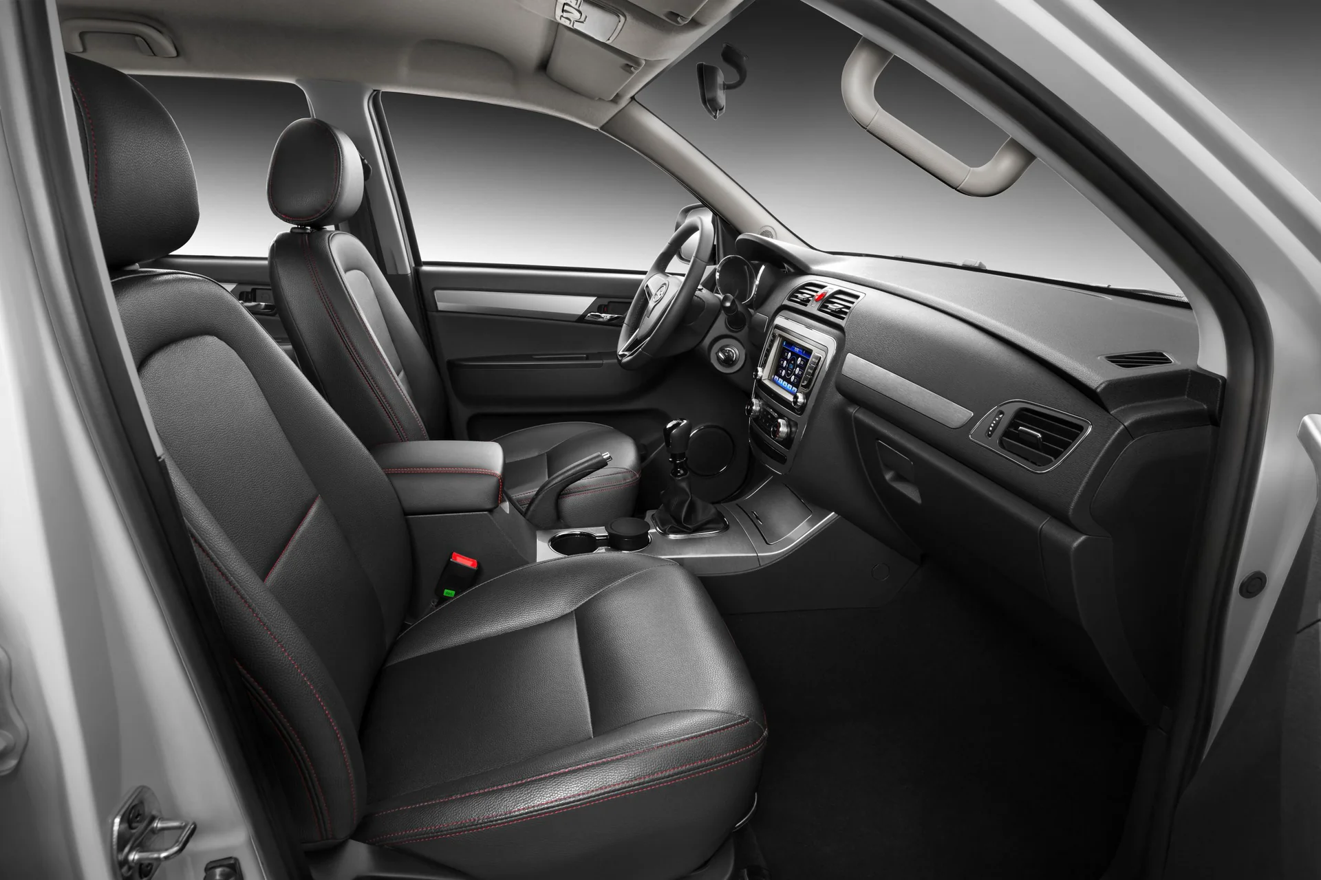 Interior de camioneta JAC con asientos de cuero negro, consola central y volante