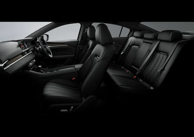 Interior lateral del Mazda 6 mostrando asientos delanteros y traseros en cuero negro con espacio amplio de cabina